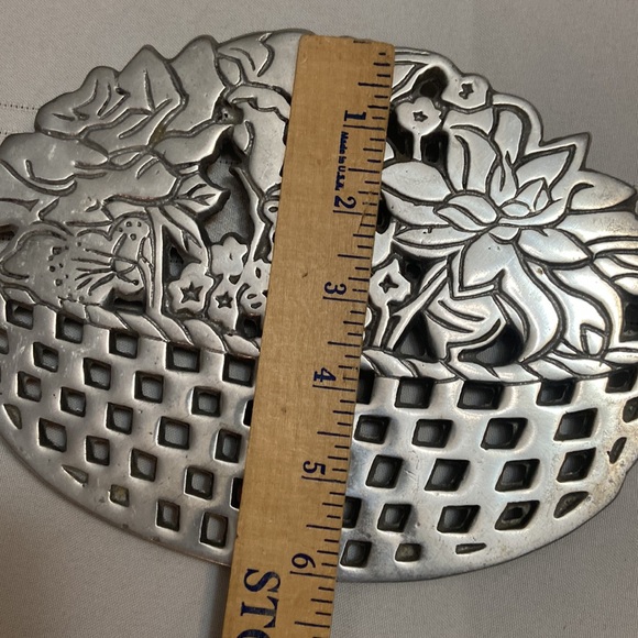 Vintage Trivet- Pewter Kitchen Footed Trivet -EUC - Picture 5 of 5